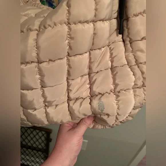 💗 FREE PEOPLE Quilted Carryall in Off White - Picture 8 of 10